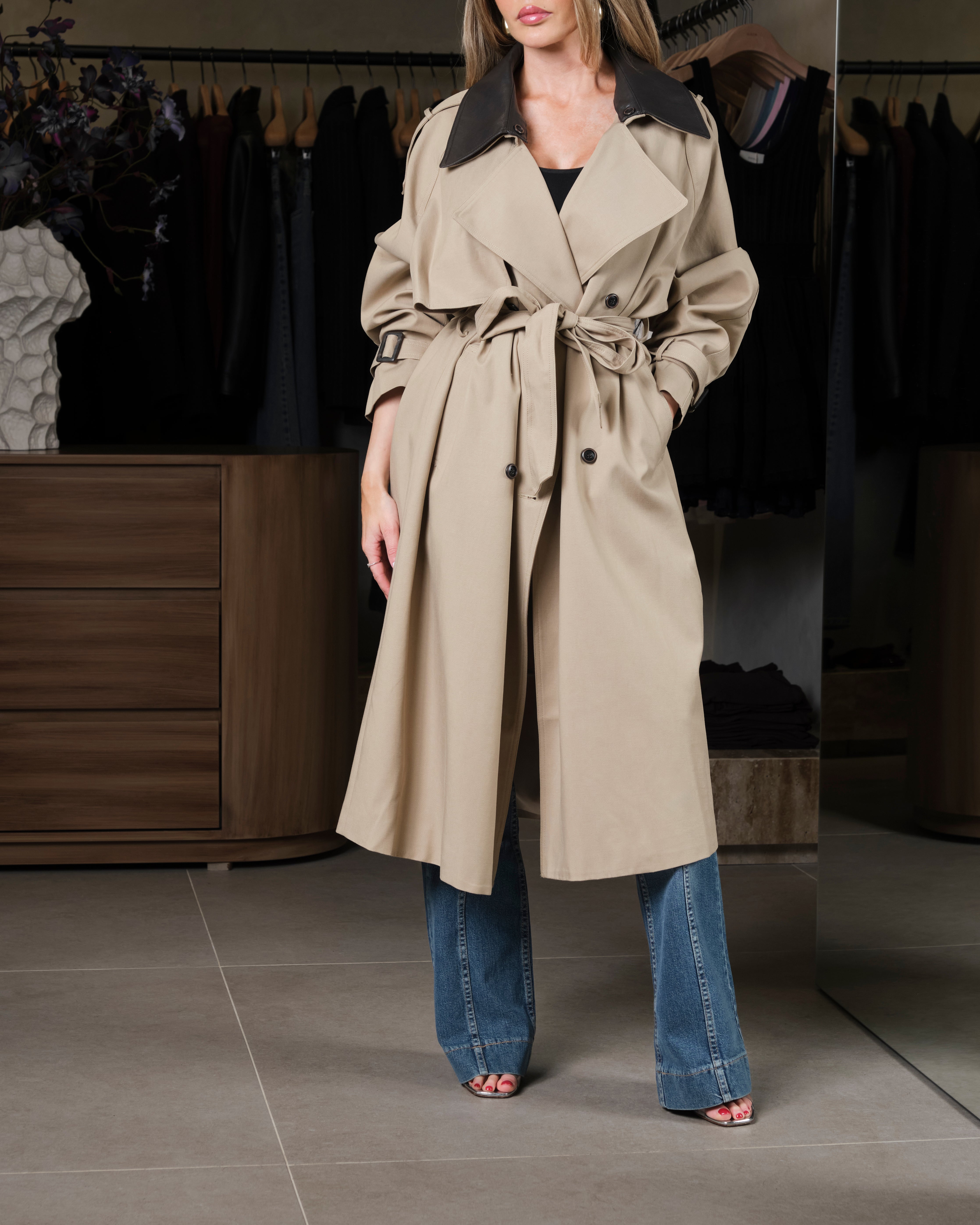 Trenchcoat with leather