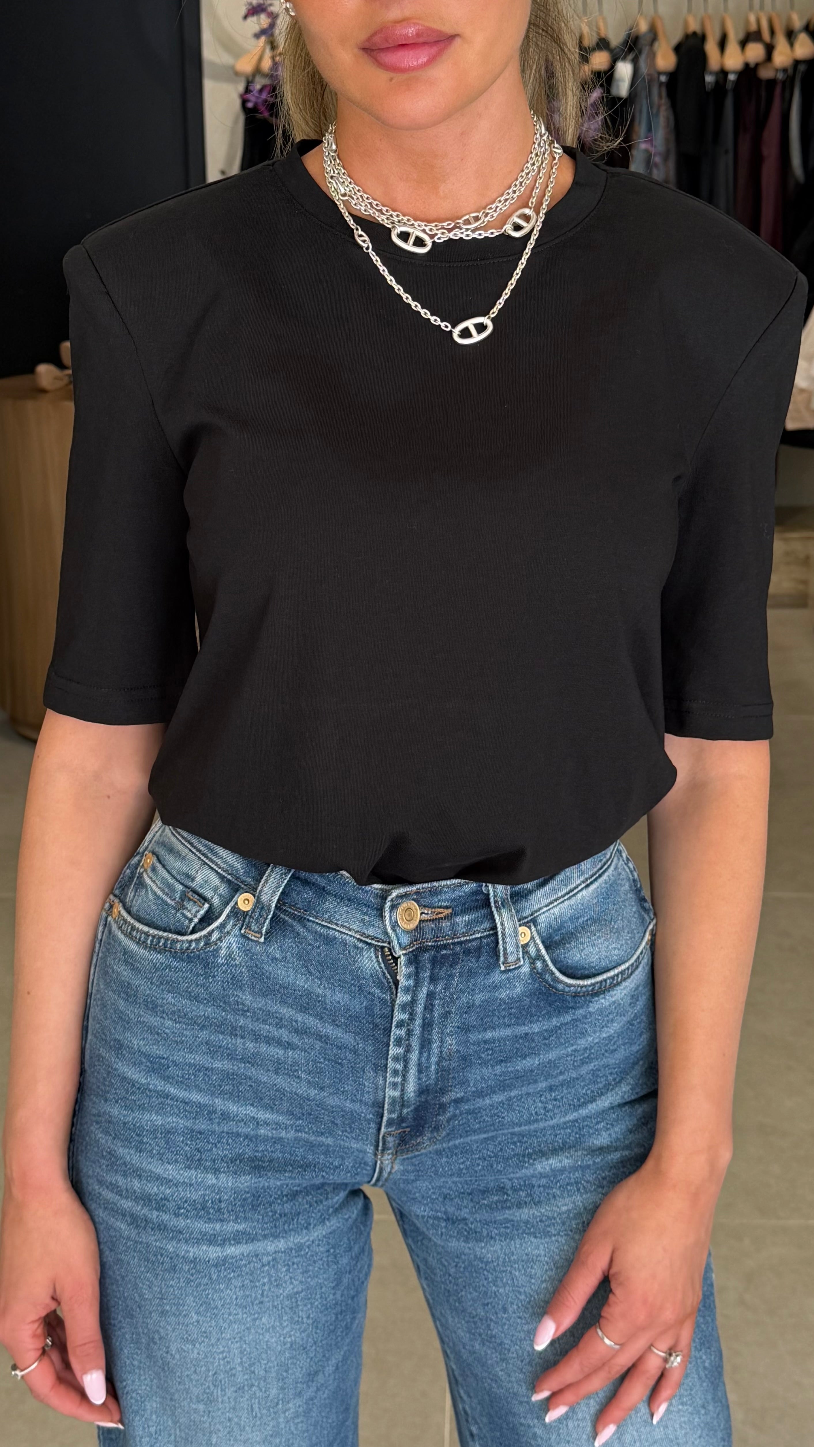 Everyday essential tee in black