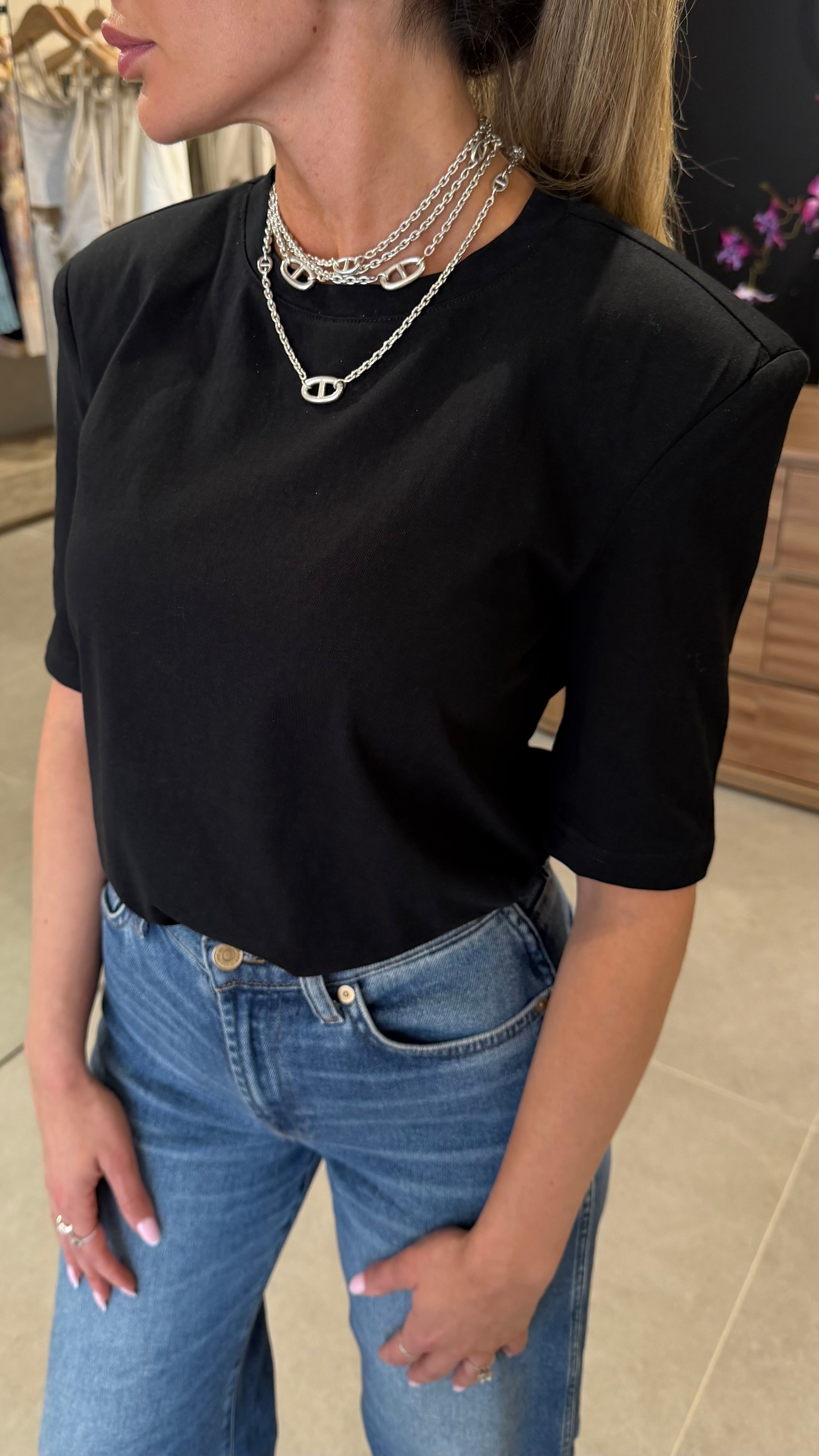 Everyday essential tee in black